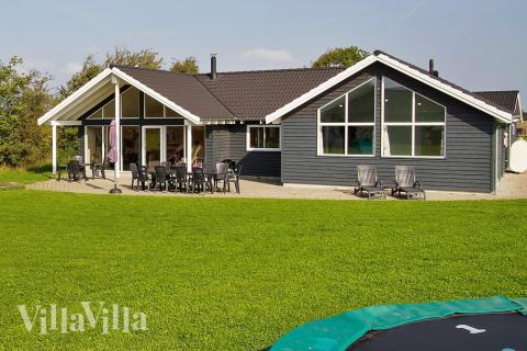 Man har även tänkt på de minsta gästerna, som på husets tomt har både gungor och trampolin. Terrassen är delvis takbelagd, och lämpar sig ypperligt för sköna grillkvällar