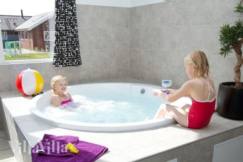 Efter en händelserik dag är det skönt med avkoppling i husets egna spa bad