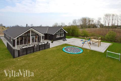 Välkommen till detta lyxhus på Nordals, där en lyckad semesterupplevelse är säkrad oavsett väder och årstid