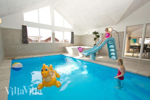 I husets egna badland kan man bada och roa sig i timmar, och poolen har motströmsanläggning, vattenrutschbana och romersk trappa