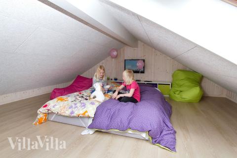 Till barnen finns ett mysigt lekloft med plattskärms-tv och sittpuffar