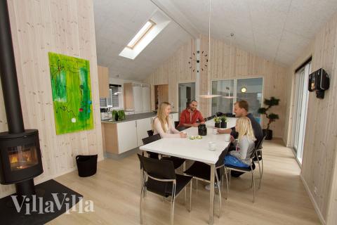 Allrummet med soffgrupp och matsalsplats är husets naturliga samlingspunkt