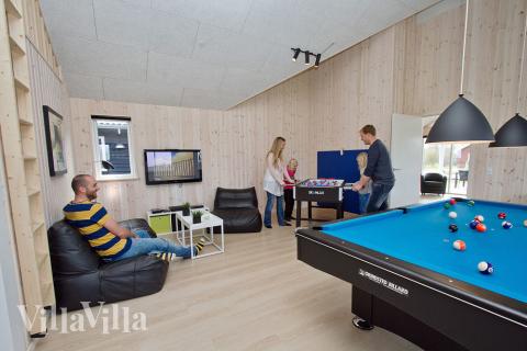 Här finns timtal med underhållning - i aktivitetsrummet kan det tävlas i både biljard/bordtennis, fotballspel och dart