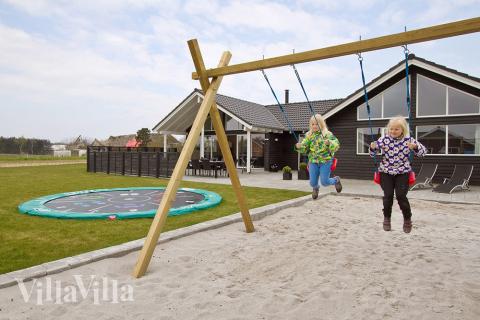 Den stora terrassen är perfekt för soliga dagar och långa trevliga grillkvällar med familj och vänner. På tomten finns även trampolin, gungor och sandlåda för de mindre gästerna