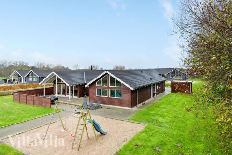 Till den trevliga sommarstugan nr 280 i Sydjylland erbjuds en mängd utomhusaktiviteter, t.ex. lektorn och gungor