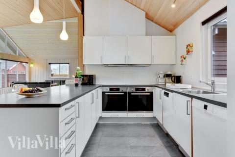 Köket i lyxstuga nr 280 är utrustat så att ni kan laga mat till 18 personer.