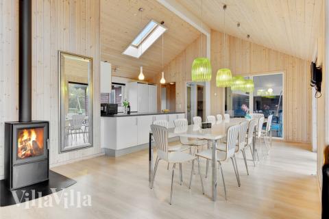 Det stora ljusa vardagsrummet i lyxstuga nr 280 för 18.