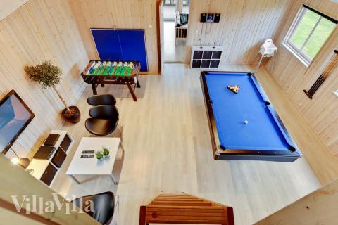 Förutom de många timmar som du kan tillbringa i stugans poolavdelning erbjuder lyxstuga 280 även biljard, bordtennis och dart