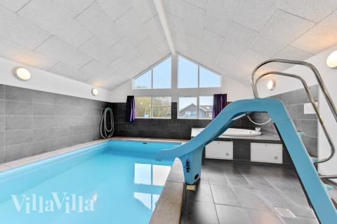 Den härliga poolen i lyxstuga nr 280 för 18 personer