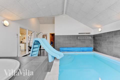 Sommarstuga 280 är inredd med en smakfull poolavdelning som har vattenrutschbana, ett stort inbyggt spapad och bastu