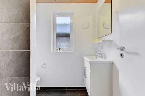 Ett duschrum finns i lyxstuga nr 280 för 18 personer.