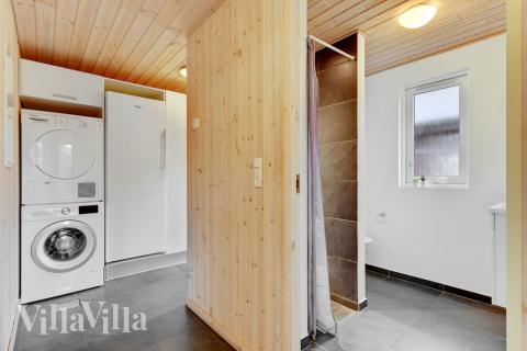 Den rymliga entrén i lyxstuga nr 280 i Sydjylland