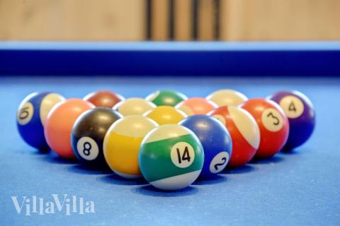 Lyxstuga 280 för 18 personer har ett stort aktivitetsrum med bl.a. biljard och dart