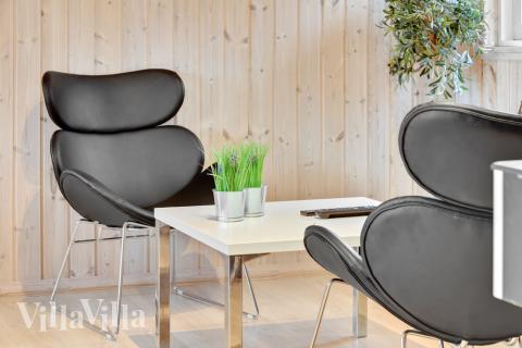 I soffhörnan i lyxstuga 280 i Sydjylland kan ni spela brädspel eller titta på film tillsammans.