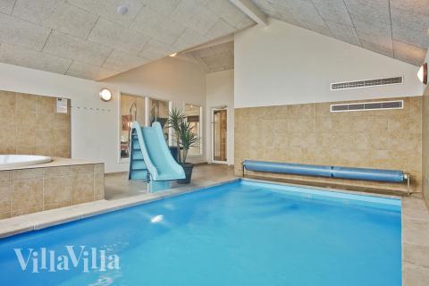 I husets egna badland med 18 m2 pool, spa och bastu har man säkrat timvis av lek och skoj