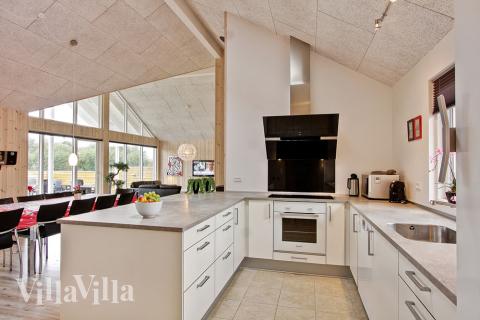 Köket är rymligt och ligger i öppen förbindelse med allrummet, så att det kan kommuniceras och umgås över matlagningen