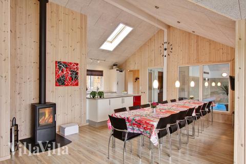 Det centrala allrummet är husets naturliga samlingspunkt och rustat med matsalsplatser, soffgrupp och insyn till poolrummet