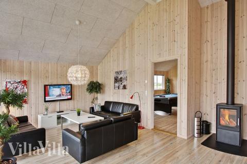 I det centrala köket-allrummet finns soffgrupp med plattskärms-tv – kanske till att njuta av en god bok eller film