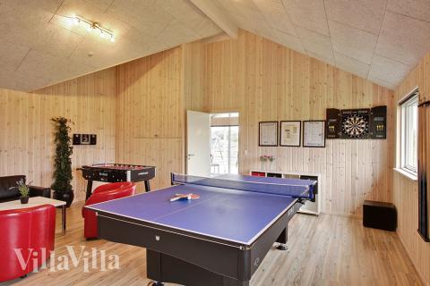 Underhållningen är säkrad i detta huset – med ett fullt utrustat aktivitetsrum med diverse spel