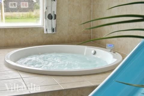 Det stora spa badet för 4-6 personer inbjuder till avslappning och rekreation