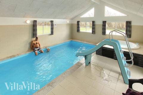 I det inbjudande poolrummet kan man njuta av en simtur i den 18 m2 stora poolen med vattenrutschbana. Den har även motströmsanläggning för lite extra kondition och lek