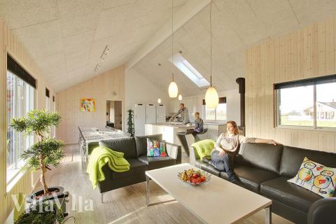 Husets kök-allrum är trevligt inrett med riktigt komfortabla möbler, kakelugn och matplatser