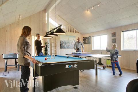 Finns det energi över efter husets egna badland har man ett välfyllt aktivitetsrum med både biljard, bordtennis och fotbollsspel 