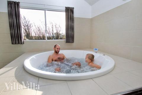 Är man i behov av ren avslappning kan man njuta av det 4-6 persons spa badet och därefter dåsa i bastun