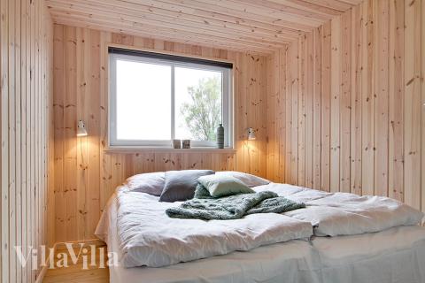 Sovrummen är praktiskt inrättade med boxmadrasser och inbyggda garderober