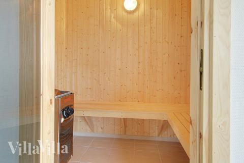 Det är skönt att koppla av i bastun efter en spännande ferietag