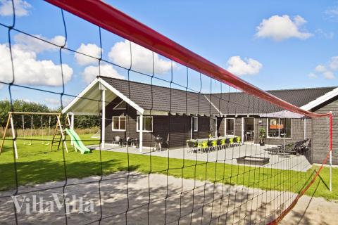 Utomhus kan också tävla i beachvolleyboll.