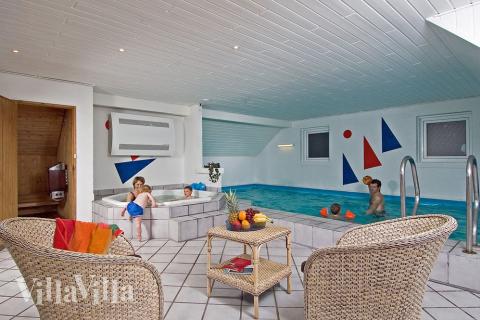 I husets egna badland kan med badas och simmas i timtal oavsett väder och årstid