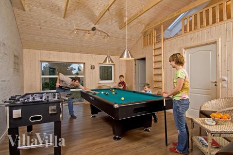 I det här huset har man aldrig tråkigt - familj och vänner kan utmana varandra i både biljard, bordtennis, dart och fotbollspel