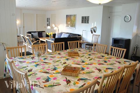 Allrummet/vardagsrummet är husets naturliga nav – med kök, matsalsplats, kakelugn och soffgrupp med plattskärms-tv