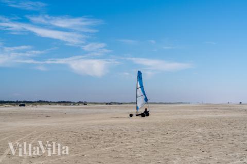 Stranden i närheten av lyxhus 165.