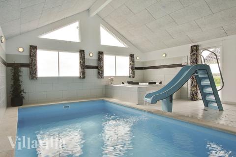 Den lyxiga poolavdelningen i huset innehåller en swimmingpool på 20 m2 med motströmsanläggning, vattenrutschbana, spa och bastu