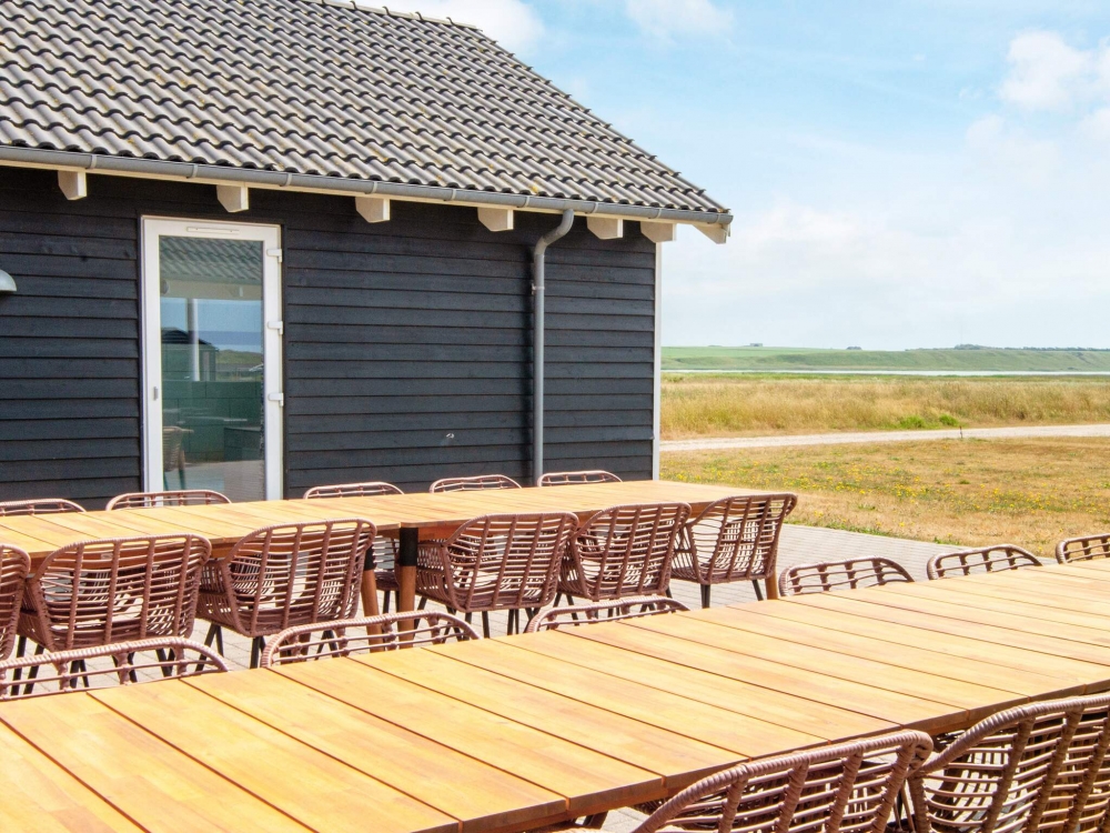 Njut av en grillkväll på terrassen i lyxstuga nr 293 i Vestjylland