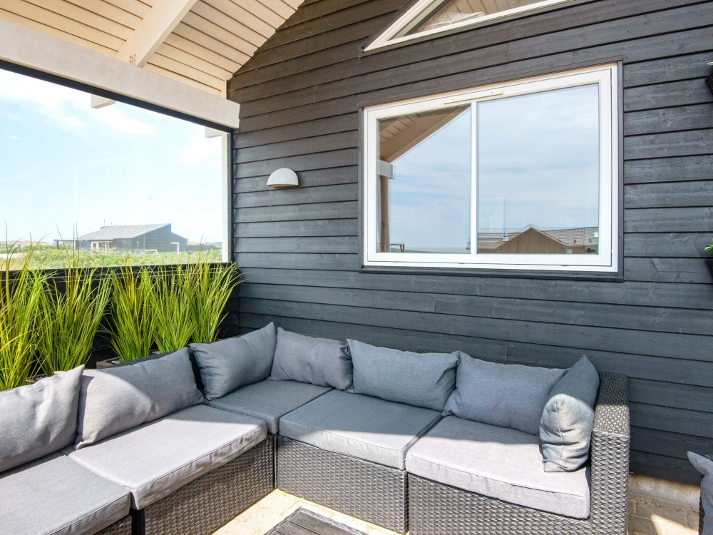På terrassen i sommarhus nr 293 finns det plats för upp till 22 gäster.