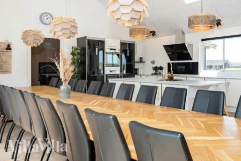 Köket i lyxstuga nr 293 är utrustat så att ni kan laga mat till 22 personer.