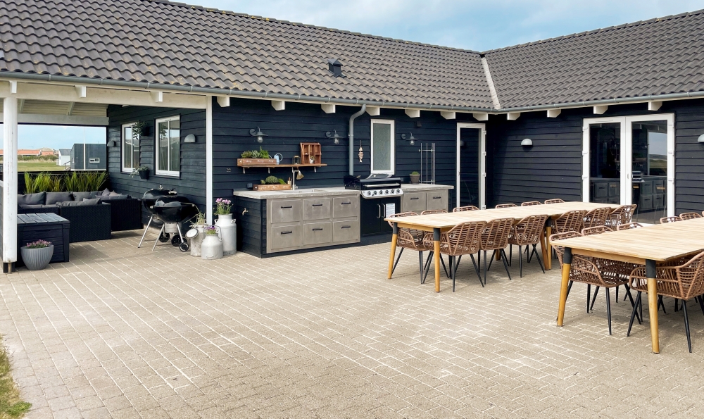 Stor terrass i lyxstuga nr 293 i Vestjylland.