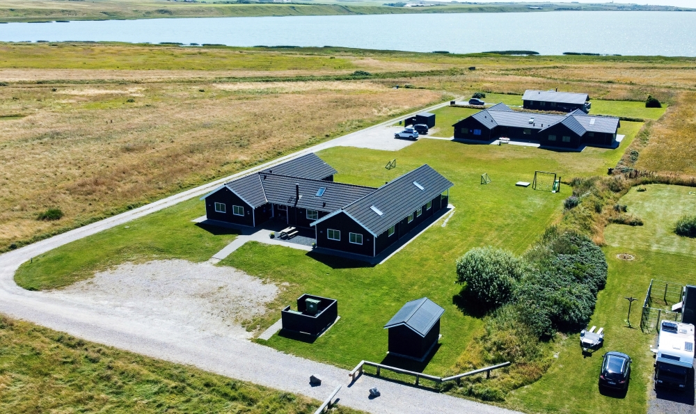 Den praktfulla poolstugan nr 293 med plats för 22 personer ligger i Vestjylland