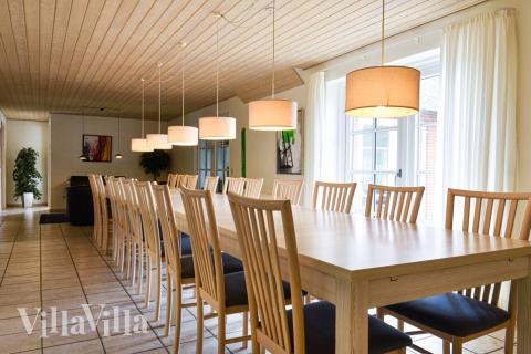 Det finns gott om plats för 24 personer omkring det stora matsalsbordet i matsalen