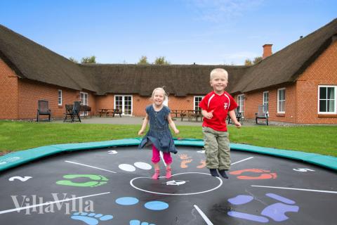 Den stora terrassen ligger bra i lä mellan husets längor