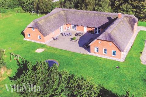 Den för trakten typiska Klitgårdsstilen är tydlig i detta stora lyxhus, med en stor tomt som omger huslängorna och terrassen