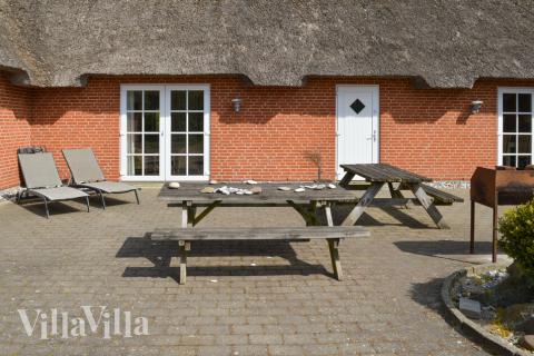 Den danska sommaren kan avnjutas på den trevliga terrassen