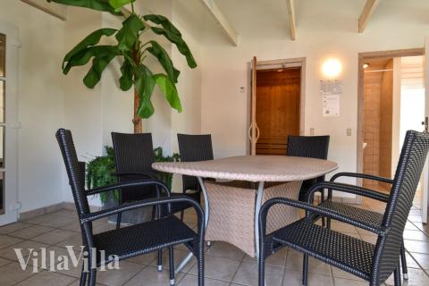 Den härliga poolen i lyxstuga nr 146 för 24 personer