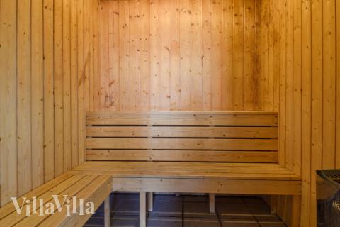 Njut av bastuvärmen i lyxstuga nr 146 för 24 personer