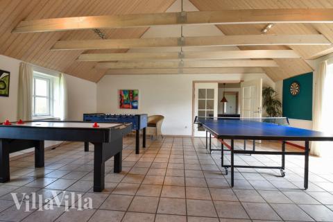 Tävla i sommarhusets aktivitetsrum när ni besöker lyxhus nr 146 i Vestjylland.