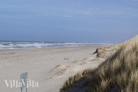 Den vackra stranden i närheten av lyxhus 146 vid Vestjylland.
