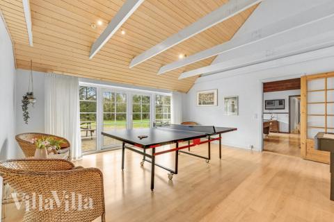 Förutom de många timmar som du kan tillbringa i stugans poolavdelning erbjuder lyxstuga 145 även biljard, bordtennis och dart